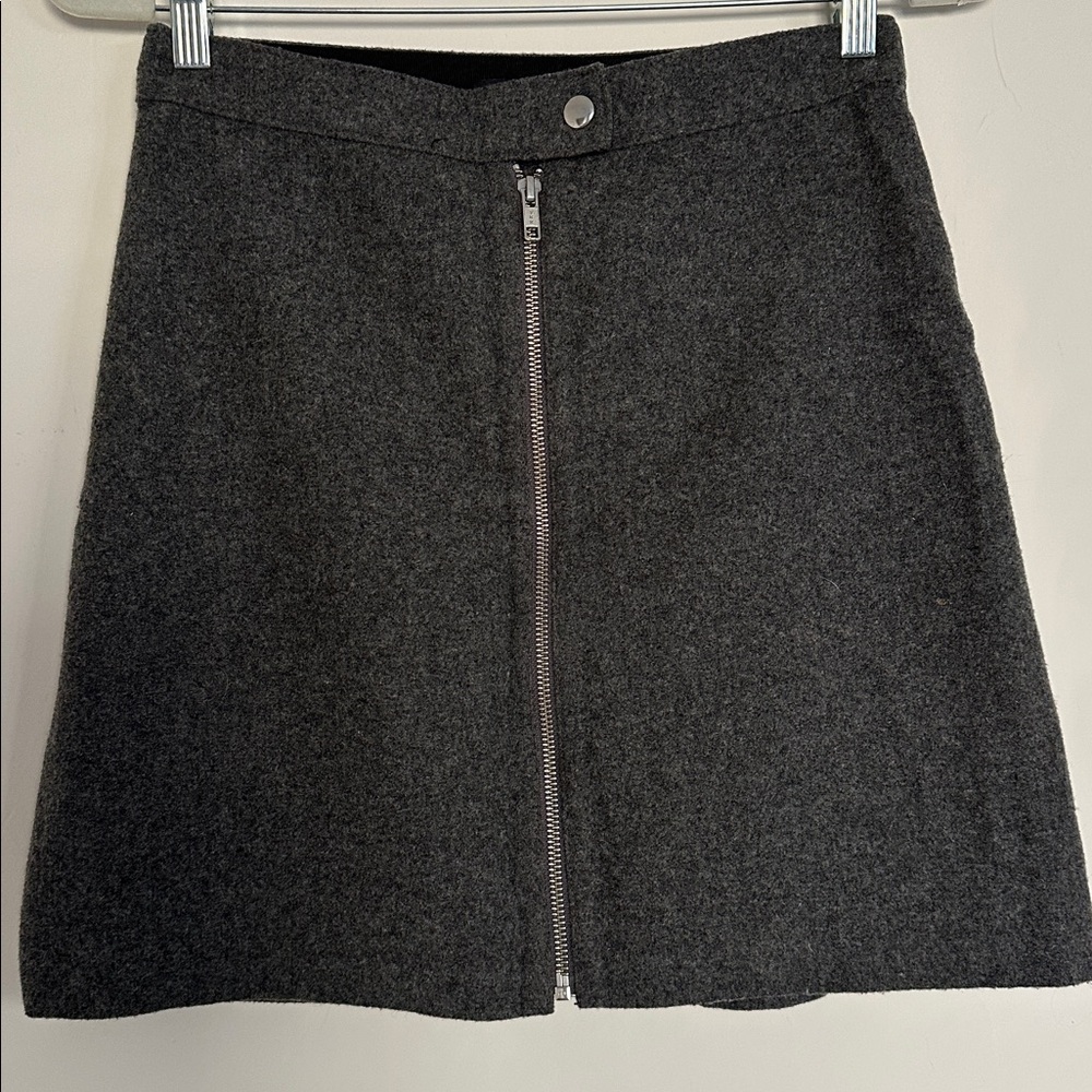 Madewell gray zip front skirt.
